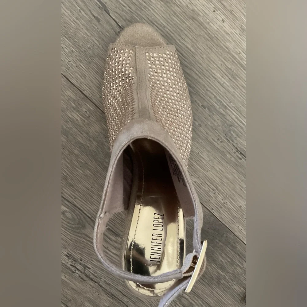 Jennifer Lopez Beige Studded Heels - Picture 6 of 12